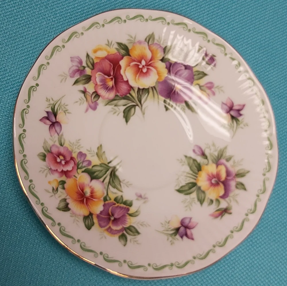 🫖 August Pansy Birthday Tea Cup & Saucer - Picture 3 of 11